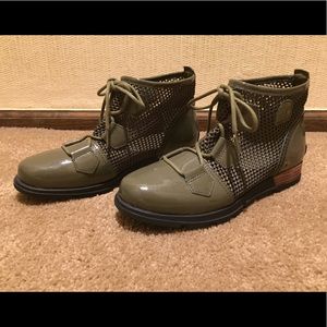 Sorel ‘Major’ lace mesh boots size 8.5